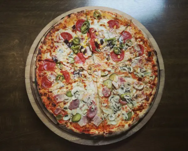 Pizza neapolitańska z salami, jalapeno, kukurydzą i pieczarkami. Pyszna, choć warto pamiętać o jej pizza neapolitańska kcal.