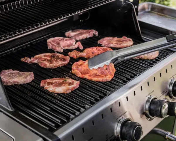Karkówka na grillu gazowym. Dowiedz się, jak długo grillować karkówkę, by była soczysta i idealnie upieczona.