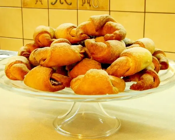 Rogaliki drożdżowe, pachnące jak u babci, na szklanej paterze. Idealne na deser.