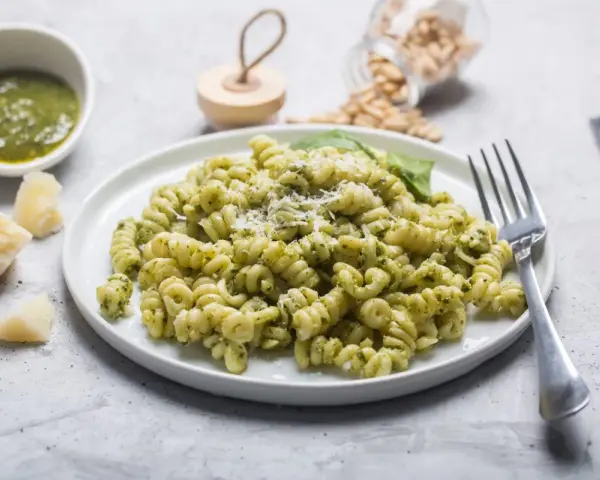 Pyszny makaron fusilli z domowym pesto, parmezanem i orzeszkami pinii. Idealny przepis, jak zrobić pesto!