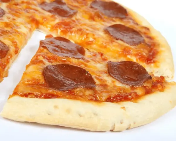 Apetyczna pizza pepperoni z ciągnącym serem. Zastanawiasz się, ile waży pizza? Ta wygląda na idealną porcję!