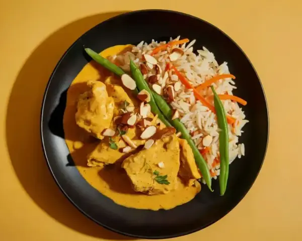 Pyszny kurczak w sosie curry z ryżem, fasolką szparagową i migdałami. Prosty przepis na obiad, który zachwyci każdego.