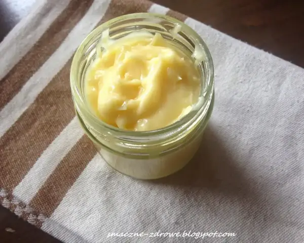 Domowe aioli w słoiczku, kremowe i pyszne, idealne do dipów i sosów.