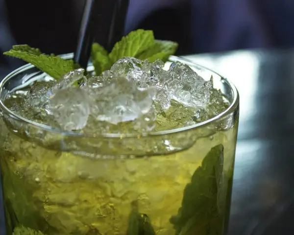 Orzeźwiający mojito bezalkoholowe z lodem i miętą, idealny na upalne dni.