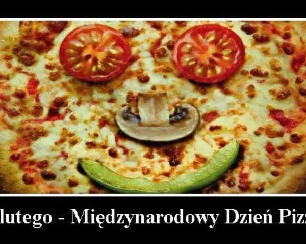 Uśmiechnięta pizza z pomidorów i pieczarki. Idealna na Międzynarodowy Dzień Pizzy, który obchodzimy 9 lutego.