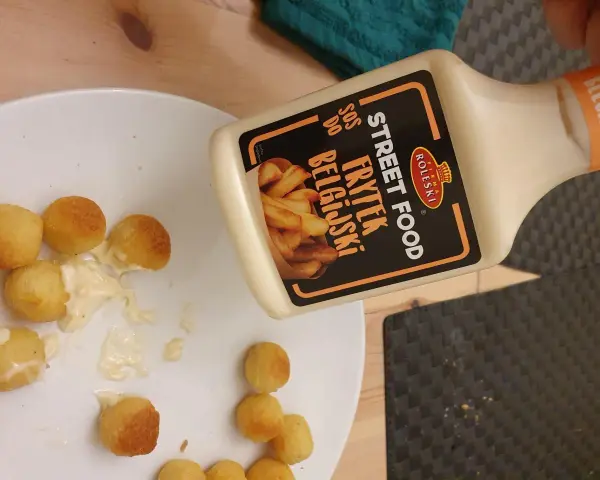 Kuleczki ziemniaczane polane kremowym sosem belgijskim. Idealne do frytek i nie tylko!