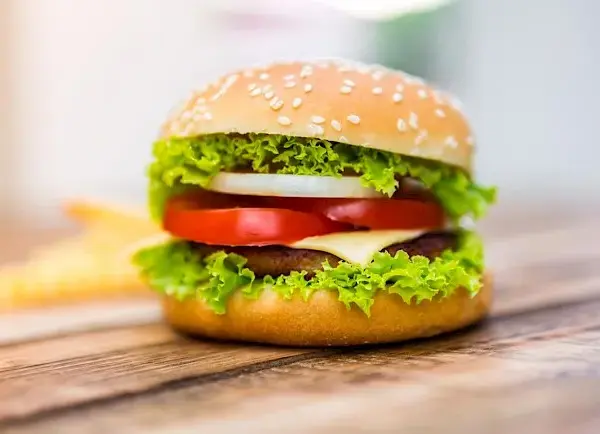 Kalorie w burgerach: ile mają i jak je liczyć?