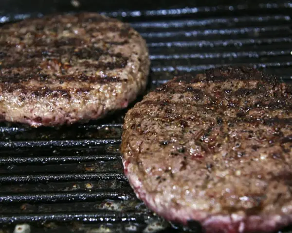 Jak długo smażyć burgera? Idealny czas dla każdego stopnia wysmażenia