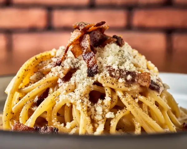 Pyszne włoskie dania z makaronem, jak Carbonara, z chrupiącym boczkiem i parmezanem.