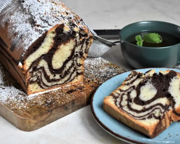 Pyszna babka zebra, idealna na podwieczorek. Ten przepis na babkę zebra zachwyci każdego!