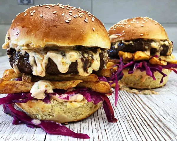Jak zrobić idealnego burgera w domu? Prosty przepis krok po kroku