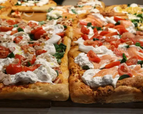 Pyszne placki z burratą, pomidorkami i łososiem. Idealne na szybki przepis na ciasto do pizzy, gdy masz ochotę na coś wyjątkowego.
