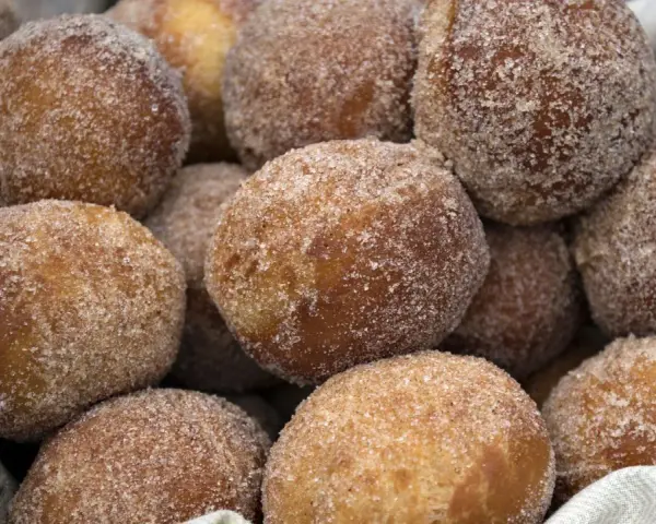 Puszyste pączki z ziemniakami Ewy Wachowicz, obtoczone w cukrze z cynamonem, kuszą apetycznym wyglądem.