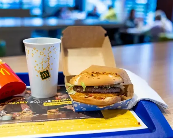 Ile kosztuje hamburger w McDonald's? Aktualne ceny i sposoby na oszczędność