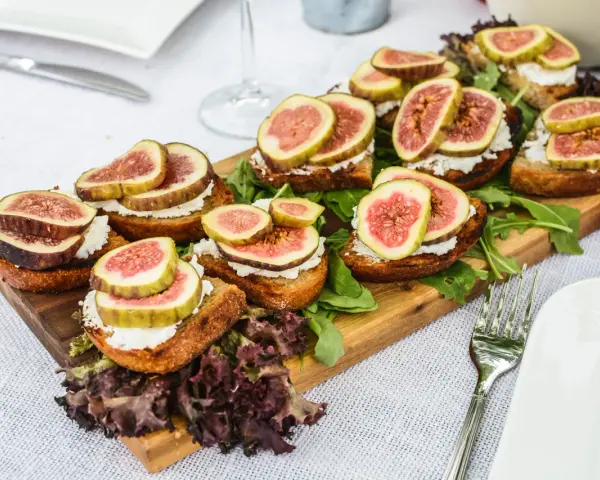 Pyszne bruschetty z figami i serem kozim, idealne na wieczór włoski. Menu pełne smaków!