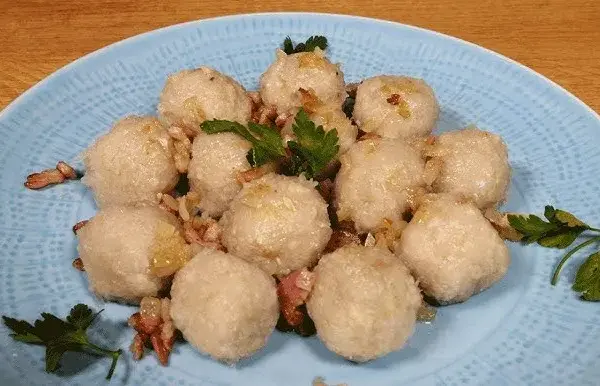 Pyzy z grilla: Chrupiąca skórka i dymny aromat - przepis krok po kroku