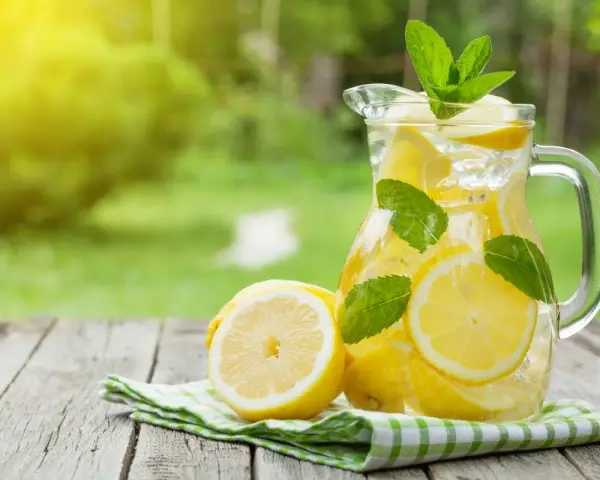 Orzeźwiająca lemoniada z cytrynami i miętą w dzbanku, idealna na upalne dni. Prosty przepis, jak zrobić lemoniadę.