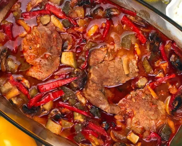 Karkówka po zbójnicku w plastrach, duszona z papryką i pieczarkami w aromatycznym sosie.