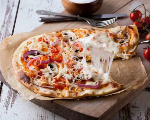 Rozciągający się ser z pizzy margherita 32cm. Idealna na szybki posiłek, choć warto pamiętać o jej kcal.