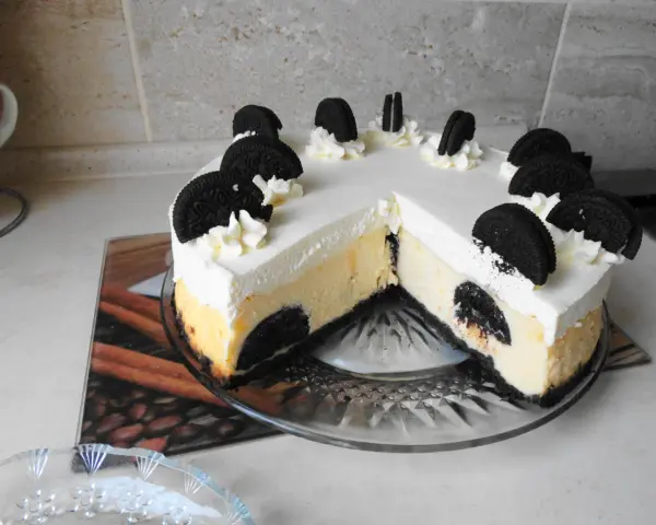 Pyszny sernik Oreo z kawałkami ciastek w środku i na wierzchu. Idealny przepis na deser.