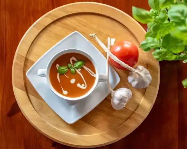 Zupa pomidorowa z bazylią, czosnkiem i pomidorem. Idealne jakie przyprawy do zupy pomidorowej? Czosnek i bazylia to podstawa!