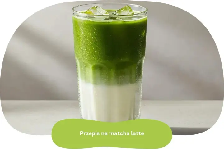 Orzeźwiający matcha latte z lodem, idealny na upalne dni. Prosty przepis na pyszny napój.