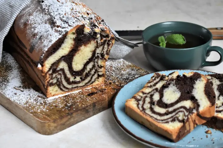 Pyszna babka zebra, idealna na podwieczorek. Ten przepis na babkę zebra zachwyci każdego!