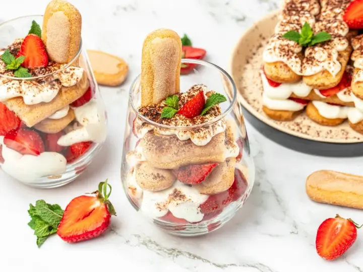 Pyszne tiramisu z truskawkami w pucharkach. Idealny pomysł, co zrobić z mascarpone na deser.