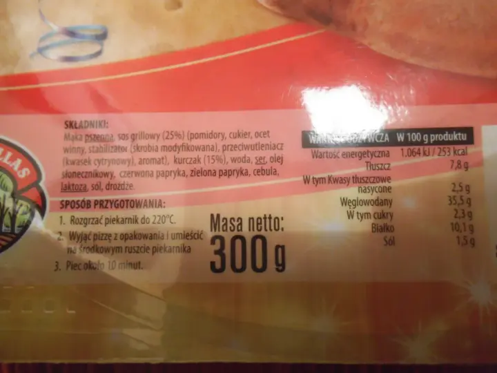 Calzone pizza 300g, 253 kcal w 100g. Składniki: mąka pszenna, sos grillowy, kurczak, ser.