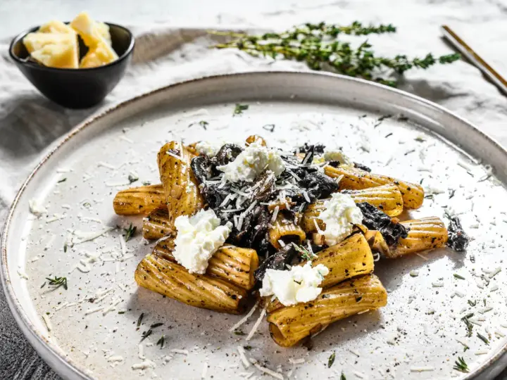 Makaron rigatoni z grzybami i kremowym serem, polany aromatycznym sosem truflowym.