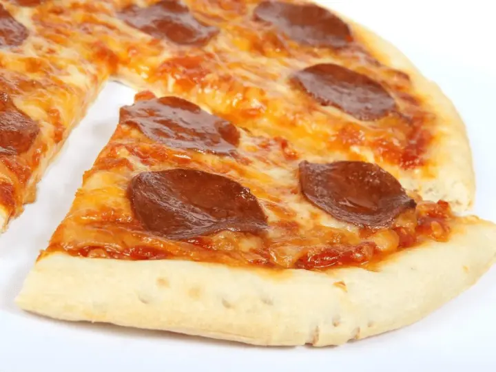 Apetyczna pizza pepperoni z ciągnącym serem. Zastanawiasz się, ile waży pizza? Ta wygląda na idealną porcję!