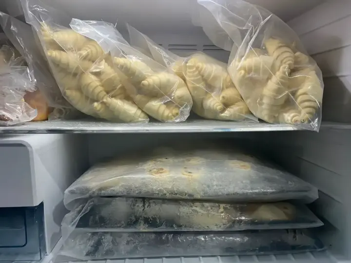 Surowe ciasto drożdżowe w woreczkach w zamrażarce.