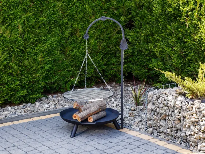 Grill na wysięgniku: Wybór, Budowa i Urok Grillowania nad Ogniem