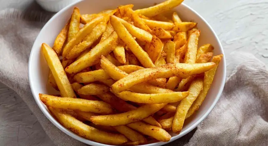 Złociste, chrupiące frytki z airfryera, idealne do szybkiego przygotowania. Dowiedz się, ile smażyć mrożone frytki w airfryer, by uzyskać perfekcyjny smak.