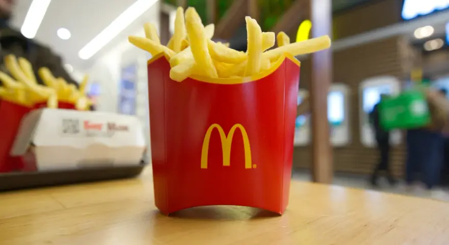 Duże frytki w McDonald's: Cena, promocje i jak kupić taniej?