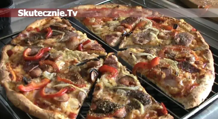 Pizza jak z pizzerii: Sekretne przepisy i techniki domowe