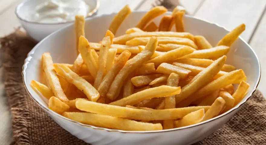 Chrupiące frytki z frytkownicy, idealne do obiadu. Proste air fryer przepisy obiad.