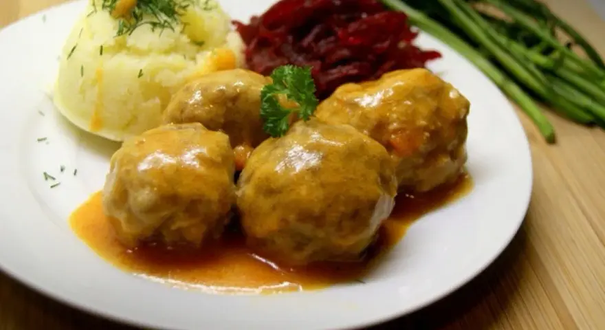 Pulpety w sosie pomidorowym jak u babci, podane z puree ziemniaczanym i buraczkami. Pyszne, domowe danie.