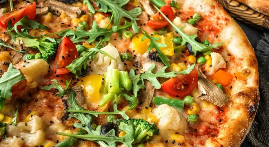 Pyszna pizza bez mięsa z brokułami, pomidorkami, kukurydzą, papryką i rukolą.