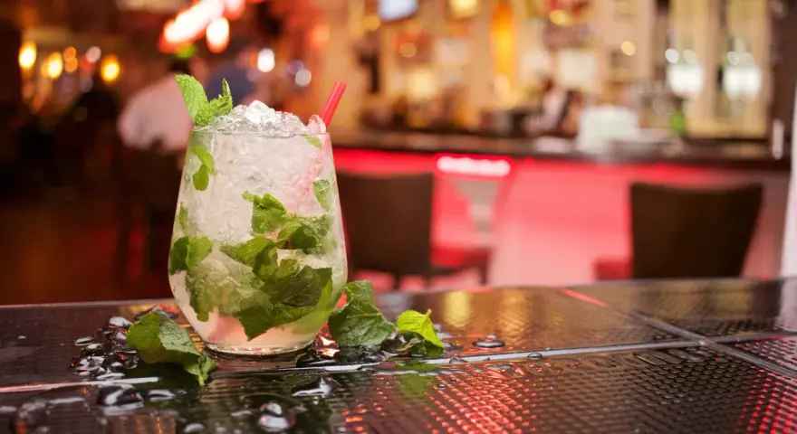Orzeźwiające mojito z rumem, miętą i lodem na barze. Idealne na letnie wieczory.