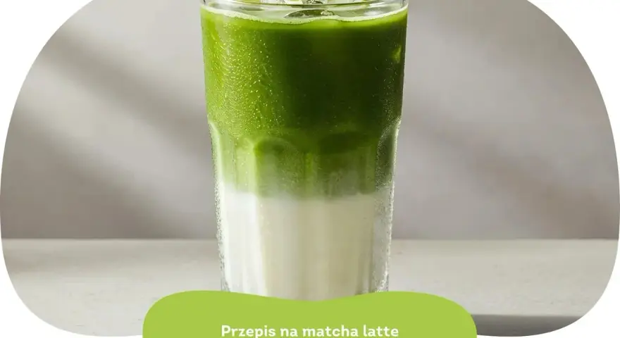 Orzeźwiający matcha latte z lodem, idealny na upalne dni. Prosty przepis na pyszny napój.