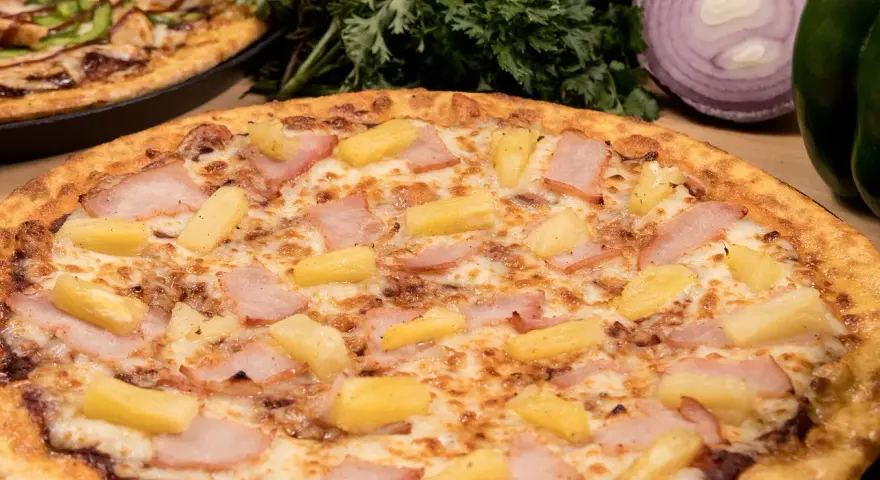 Pizza hawajska z ananasem i szynką. Czy to Sam Panopoulos kto wymyślił tę kontrowersyjną kombinację?
