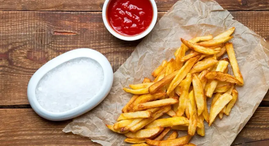 Duże frytki z McDonald's, idealne na przekąskę. Kto by pomyślał, ile mają kcal!
