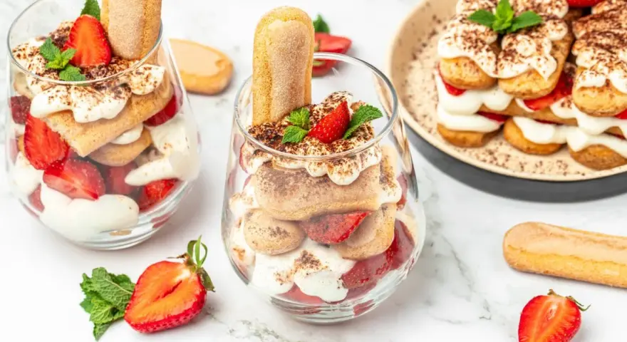Pyszne tiramisu z truskawkami w pucharkach. Idealny pomysł, co zrobić z mascarpone na deser.