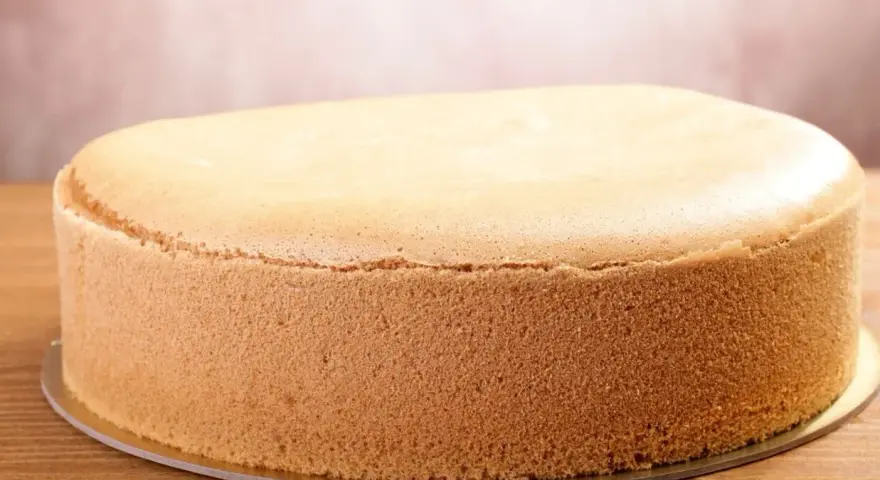 Puszysty biszkopt z 4 jaj z mąką ziemniaczaną, idealny do tortów.