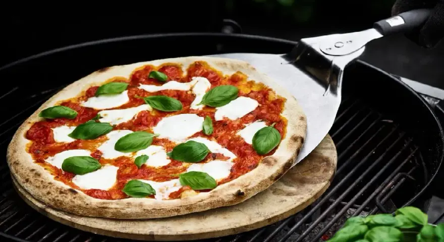 Pizza przywiera do kamienia? 7 sprawdzonych sposobów, by temu zapobiec