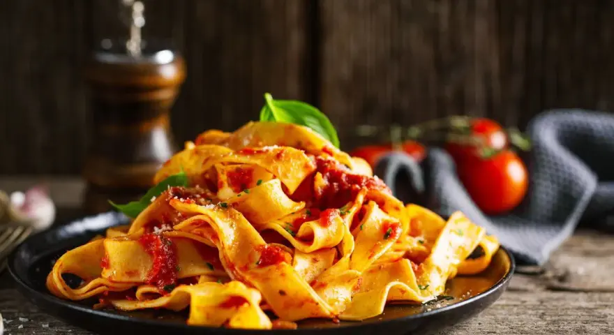 Pappardelle z sosem pomidorowym i bazylią. Szybki obiad bez mięsa, idealny na każdy dzień.