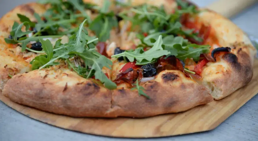 Pyszna pizza z rukolą i oliwkami na chrupiącym cieście. Proste ciasto na pizzę zawsze wychodzi, idealne na szybki obiad.