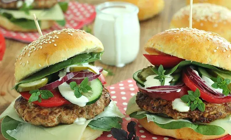 Jaka sałata do burgera? Wybierz idealną chrupkość i smak