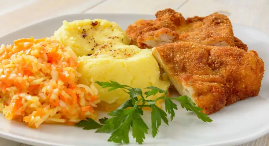 Najlepsze surówki do schabowego i frytek, które zachwycą smakiem